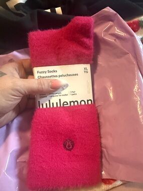 Lululemon unisex Fuzzy Crew Socks in Berry Rumble NWT size XL
